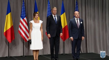 Președintele Iohannis însoţit de soţia sa, Carmen Iohannis, şi de ambasadorul României în SUA, Andrei Muraru, la întâlnirea cu românii de la San Francisco. Foto captură video Administraţia Prezidenţială