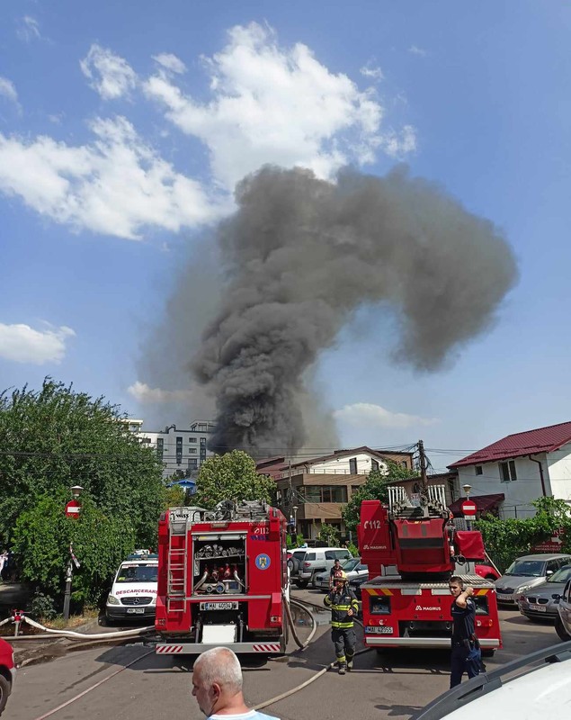Incendiu în București. Trei case din zona Piața Muncii au fost cuprinse de flăcări