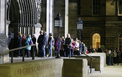 Un grup de oameni în fața Catedralei St. Giles din Edinburgh, așteptând să-i aducă un omagiu reginei (foto Profimedia)