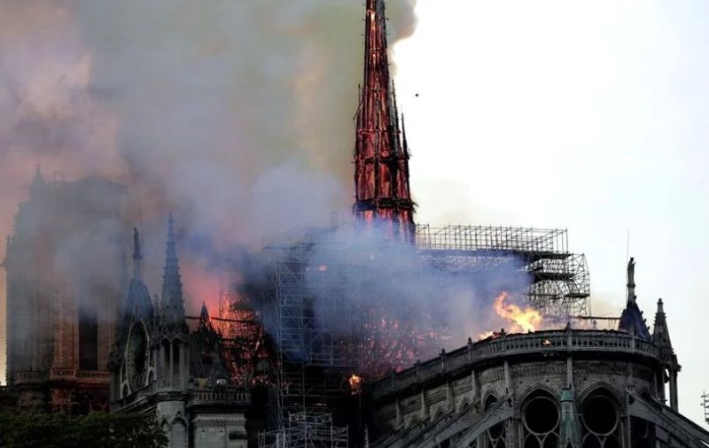 Un concurs internaţional de arhitectură, lansat pentru reconstrucţia fleşei distruse a Catedralei Notre-Dame