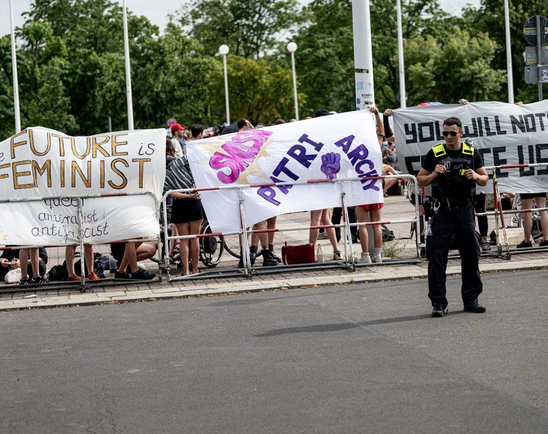 Doi oameni au fost reținuți la Berlin, după ce au încercat „să saboteze” concertul Rammstein. Liderul trupei germane este suspectat de agresiuni sexuale