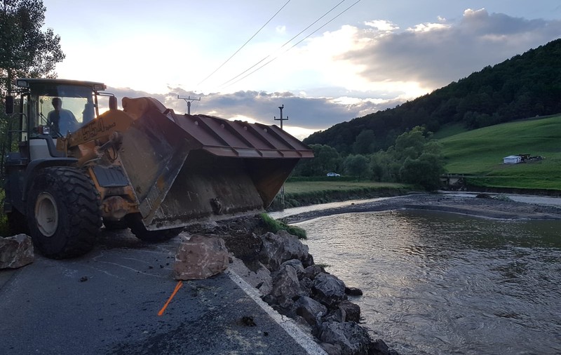 VIDEO/ Inundații de proporții în Covasna și Brașov. Bilanțul de luni dimineață. Șapte drumuri închise, sute de locuințe afectate