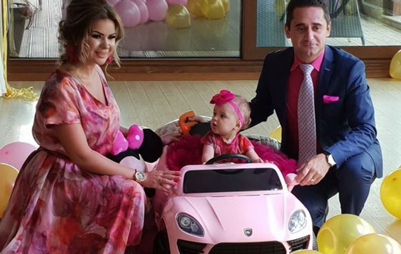 VIDEO /Fiica lui Gabriel Fătu a împlinit abia un an, dar știe exact ce vrea. O carte, un ruj și-un inel!