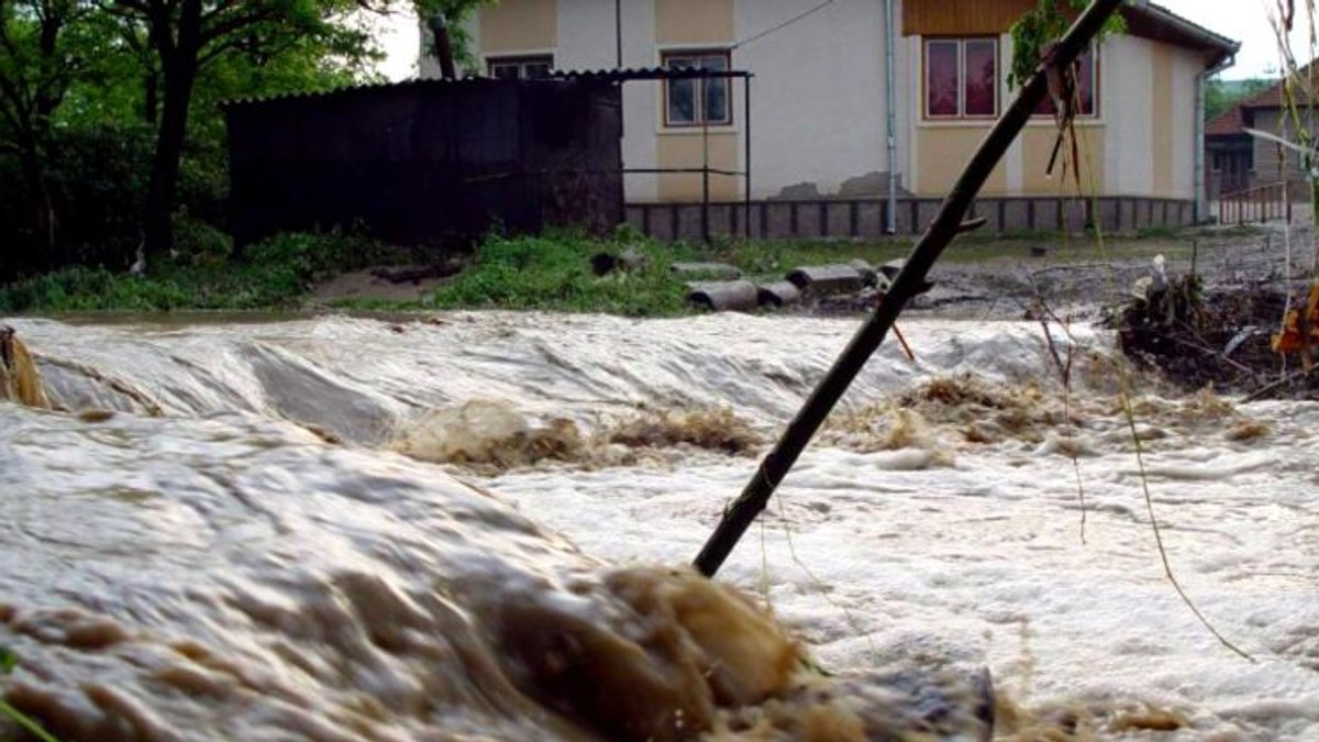 Vremea face prăpăd în Prahova: cinci persoane, între care patru copii, au fost luate de viitură
