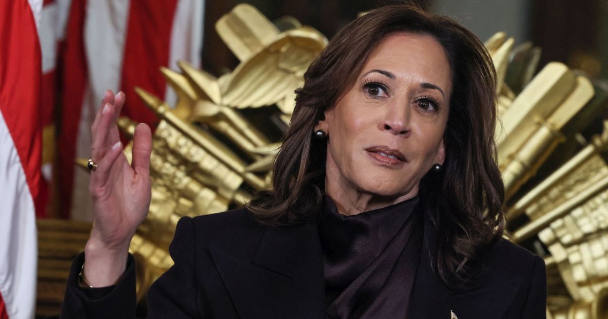 Kamala Harris, îmbrăcată cu cămașă și sacou negru, vorbește având mâna dreaptă ridicată în cadrul unei conferințe de presă la Washington, conferință, ianuarie 2025