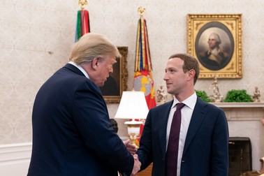 Mark Zuckerberg l-a vizitat pe Donald Trump la Casa Albă. Imaginea a fost realizată la 19 septembrie 2019, în Biroul Oval. Foto cu caracter ilustrativ. Sursă hepta