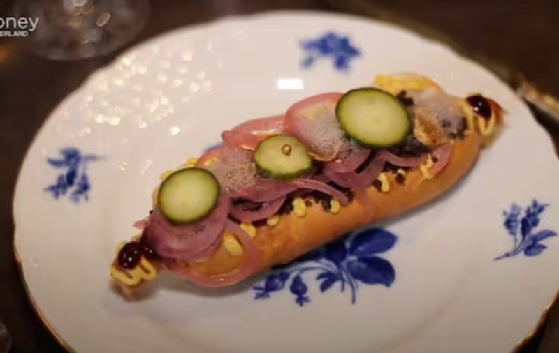 Un comerciant din piața de Crăciun din Lucerna se laudă că vinde cel mai scump hotdog din lume. Ce conține și cât costă