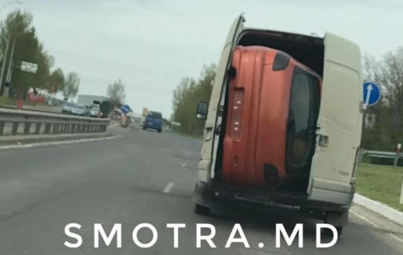 Dovadă de ingeniozitate. A transportat o mașină în dubă
