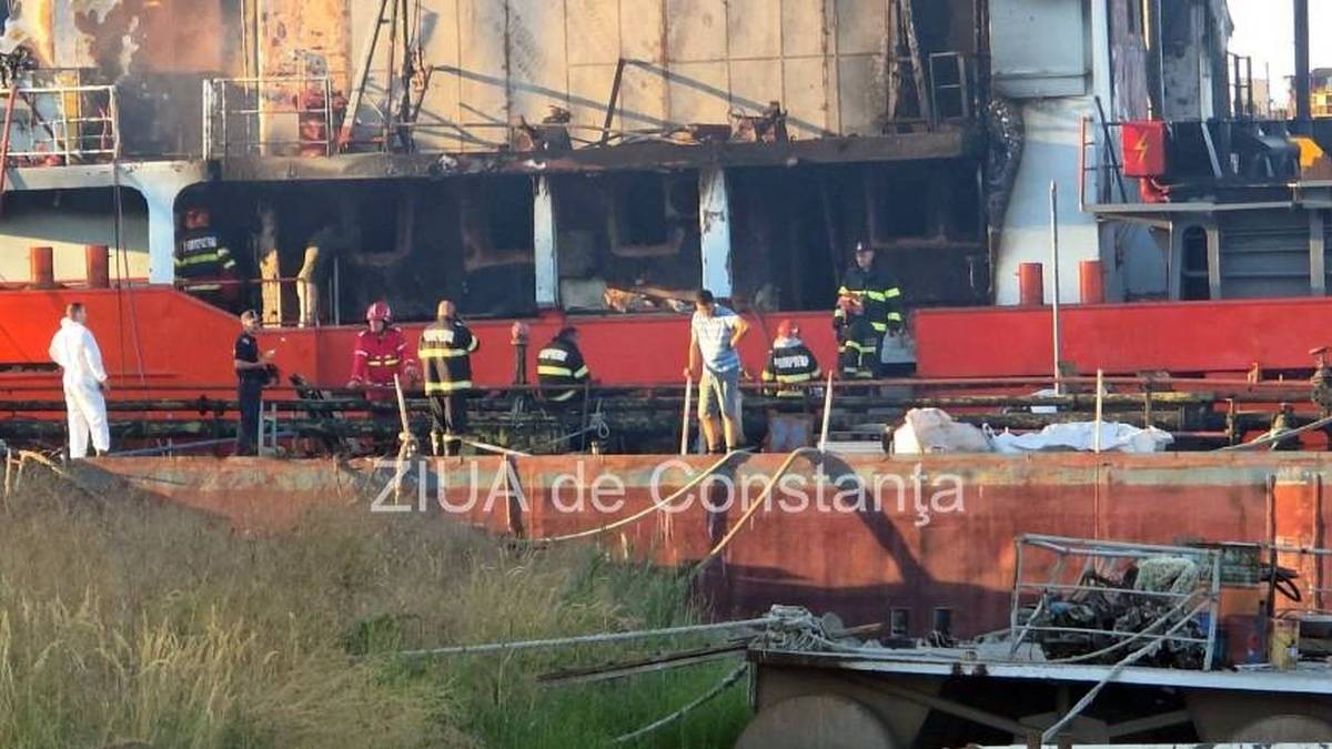 Incendiu puternic în Portul Midia. O navă încărcată cu minereu a luat foc (6)