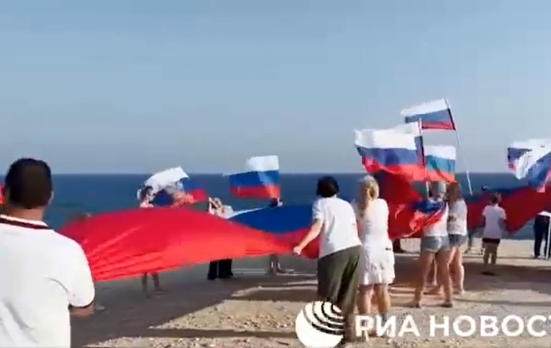 O ucraineancă a amenințat cu un cuțit un grup de ruși din Cipru, care sărbătoreau Ziua Drapelului. Femeia a fost arestată