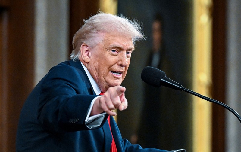 Donald Trump amenință că va lovi marți centralele electrice și podurile din Iran: „Deschideți nenorocita aia de strâmtoare”