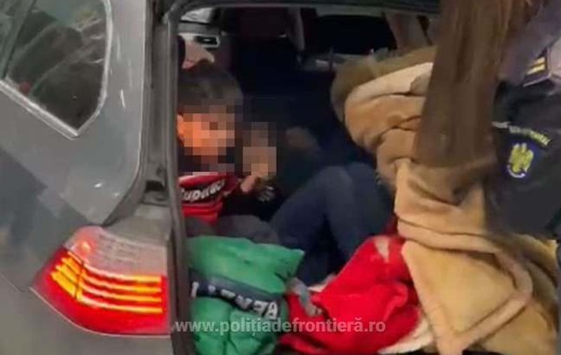 Doi soți români au încercat să iasă din ţară cu cei trei copii ai lor, ascunși în portbagajul mașinii