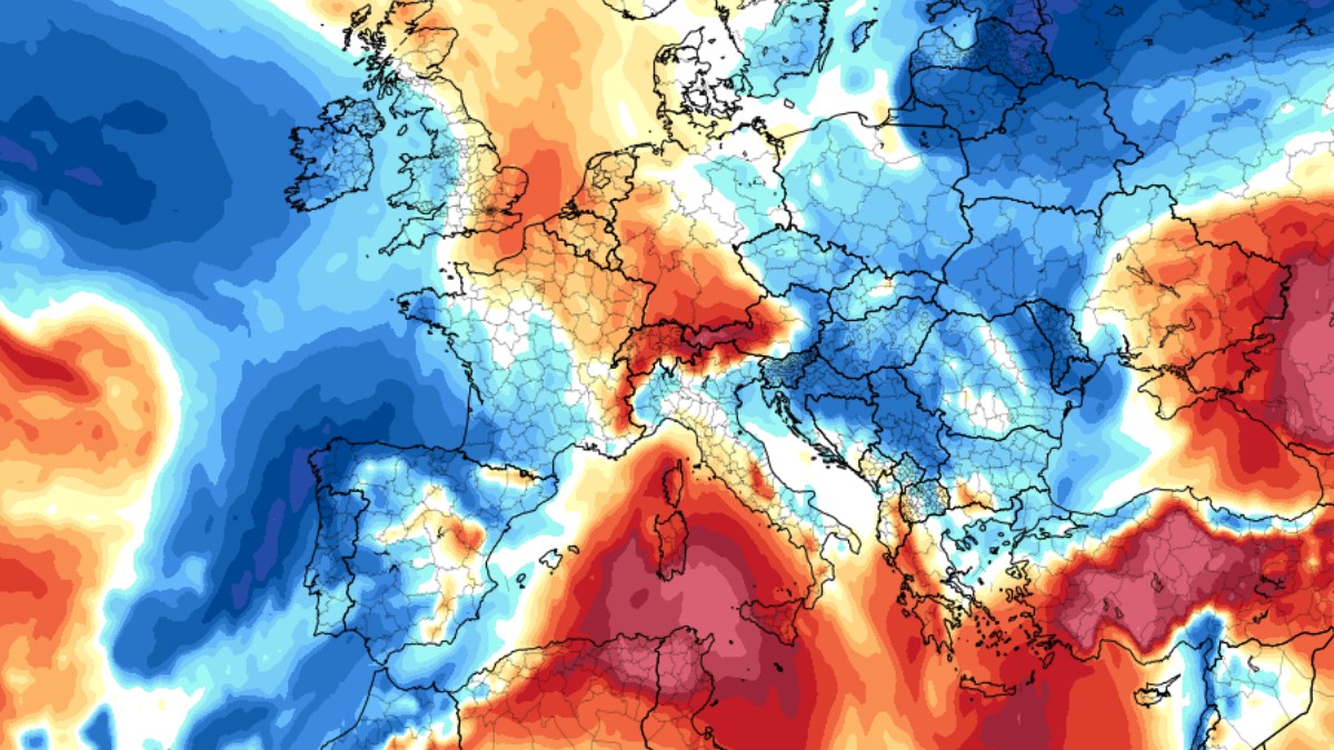Imaginea înfățișează o hartă meteorologică a Europei ce ilustrează distribuția temperaturilor prin coduri de culori, evidențiind mase de aer cald în nuanțe de roșu și portocaliu în sud și mase mai reci în albastru în alte regiuni.