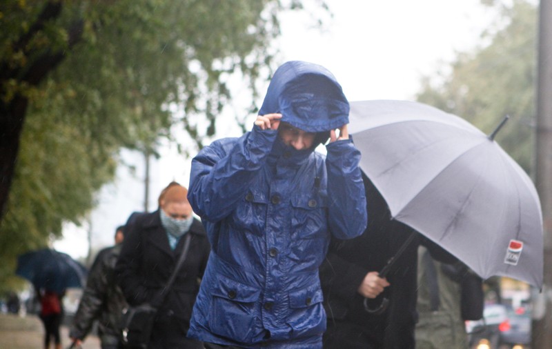 Alertă meteo: ploi în aproape toată țara, vânt și ninsori la munte. Cât mai ține vremea rea | HARTĂ