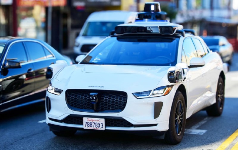 Mașinile autonome depășesc șoferii umani: datele Waymo arată că robotaxiurile sunt mult mai sigure în trafic