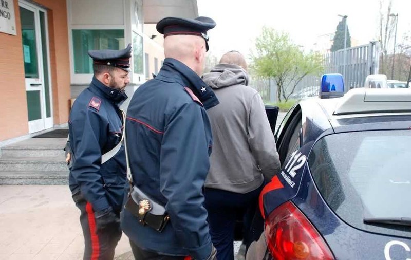 Poliţia italiană a arestat aproape 130 de membri ai organizaţiei mafiote Camorra