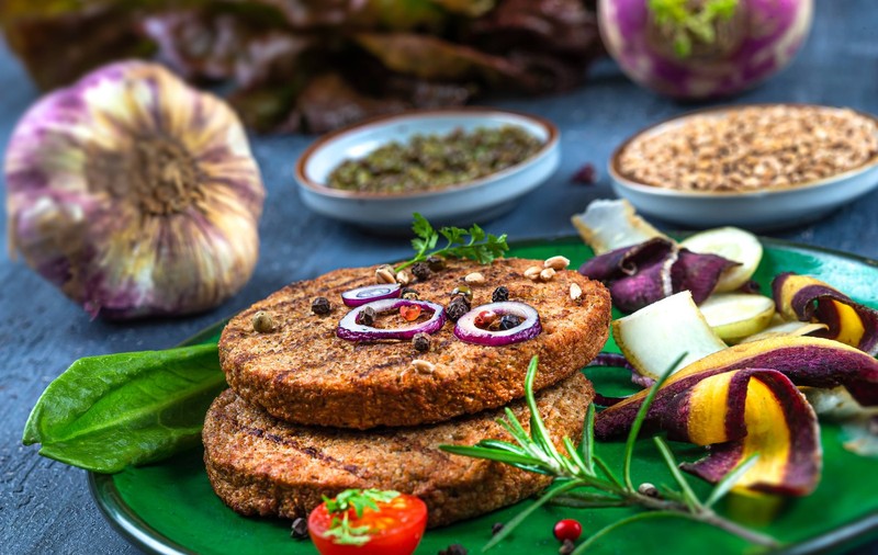Parlamentul European interzice folosirea unor termeni în cazul produselor vegetariene: „Recunoașterea muncii crescătorilor de animale”