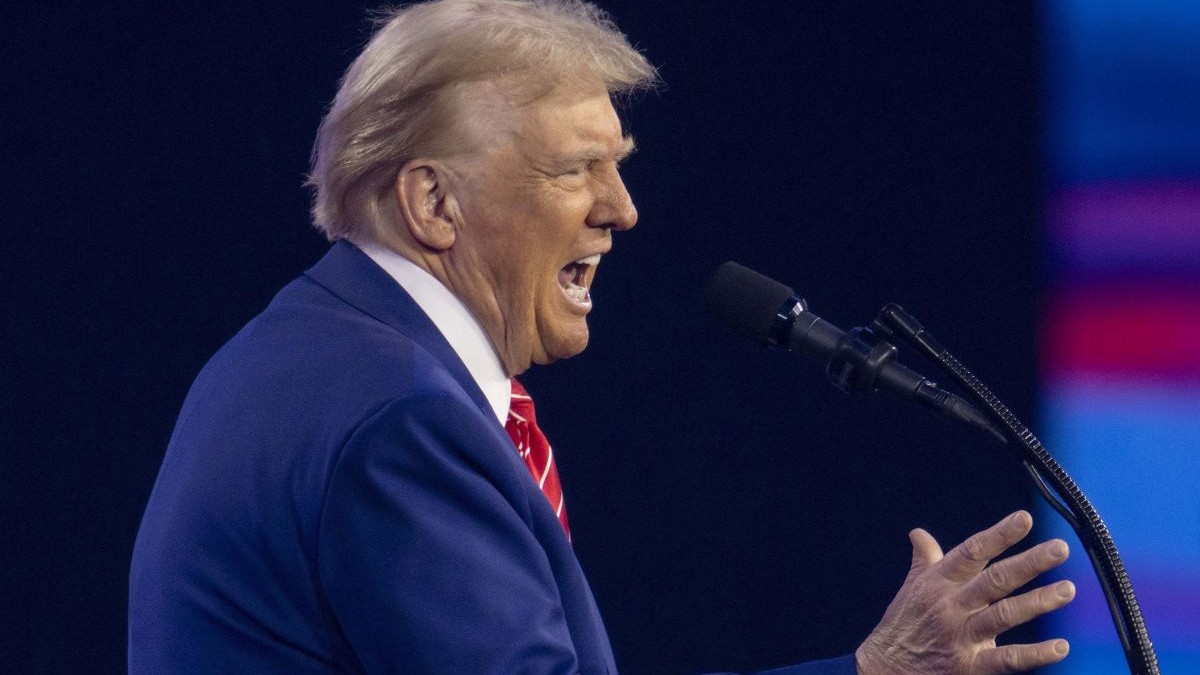 Donald Trump, foarte agitat la microfon, în cadrul unei conferințe de presă