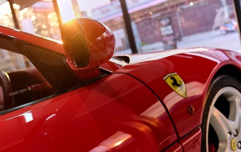 Un bărbat a vrut să vândă un Ferrari fals cu 60.000 de euro și a fost obligat să distrugă mașina