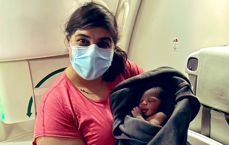 Miracle Aisha, fetiţa care s-a născut în timpul unui zbor de noapte spre Uganda, cu ajutorul unei doctorițe din Canada