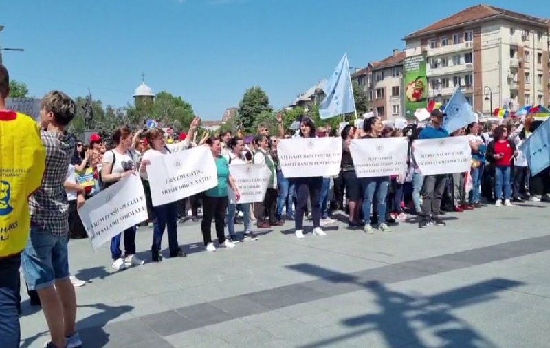 Protest cu „O lume minunată”. La Craiova, profesorii îi cântă lui Iohannis melodia interpretată de un cor de copii președintelui