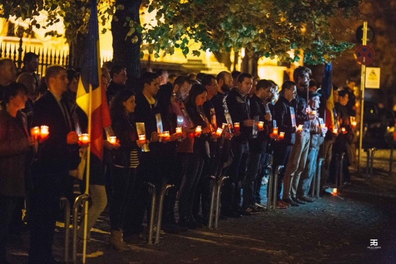 Locuitori din Caracal care au aprins o lumânare pentru Alexandra