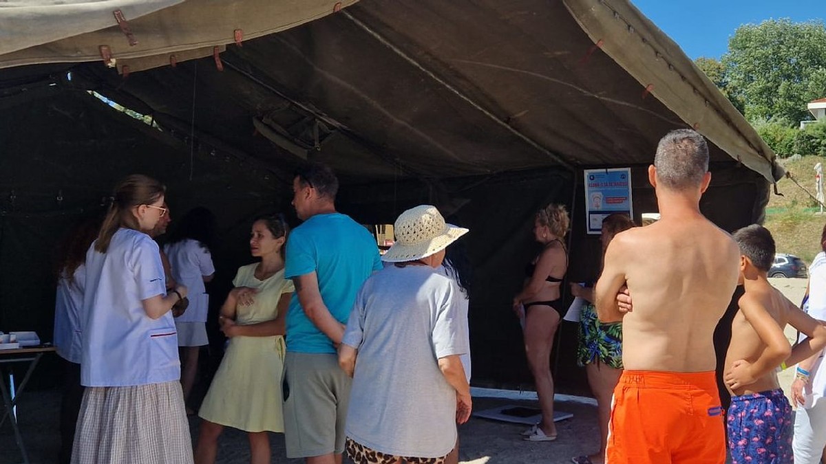 Intr-un cort militar se ofera consultatii gratuite pe litoral iar turistii asteapta randul la medici. Campnia Asuma ti sa fii sanatos 2026