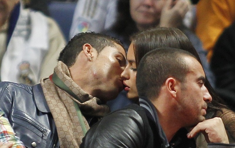 Cristiano Ronaldo îşi sărută cu foc iubita la un meci de baschet | FOTO