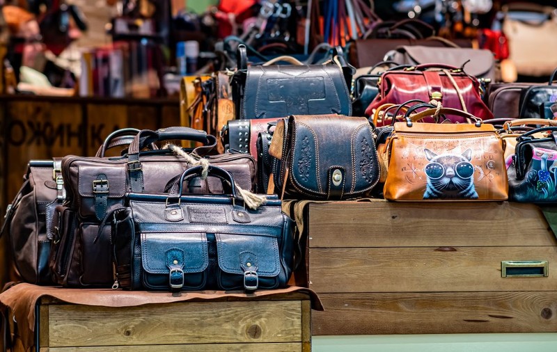 O femeie a cumpărat o geantă mototolită de la second hand cu o nimica toată. Apoi a descoperit uluită cât valora