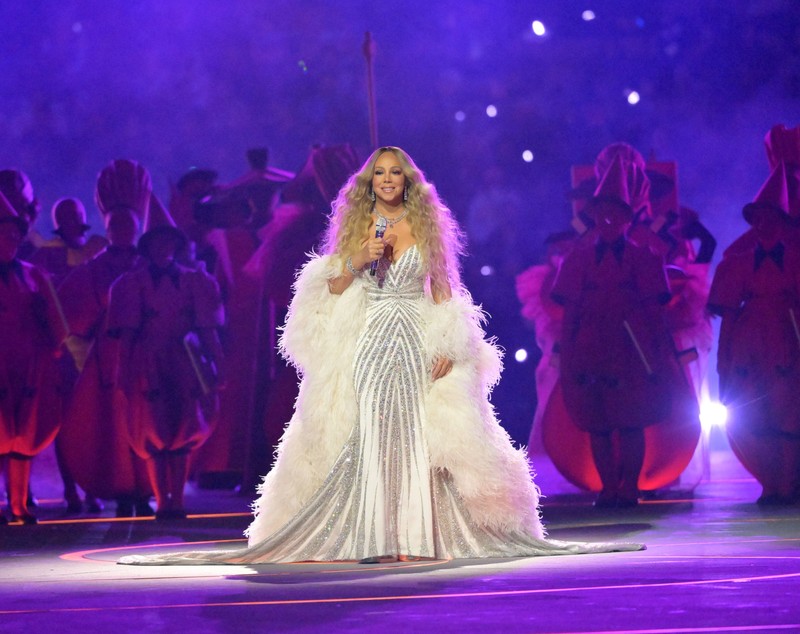 Cum a apărut Mariah Carey la ceremonia de deschidere a Jocurilor Olimpice de Iarnă 2026. Artista a purtat diamante în valoare de 15 milioane de dolari