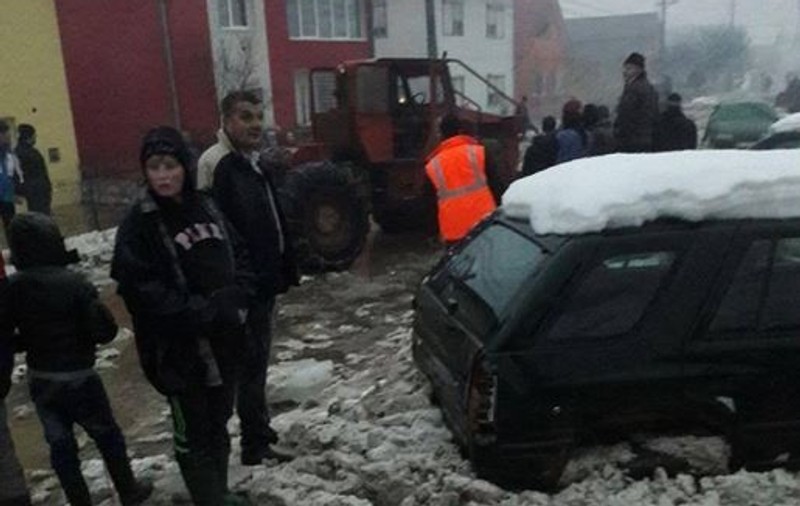 Inundații în județul Bistrița-Năsăud. Zeci de gospodării și mai multe drumuri, măturate de ape după topirea gheții