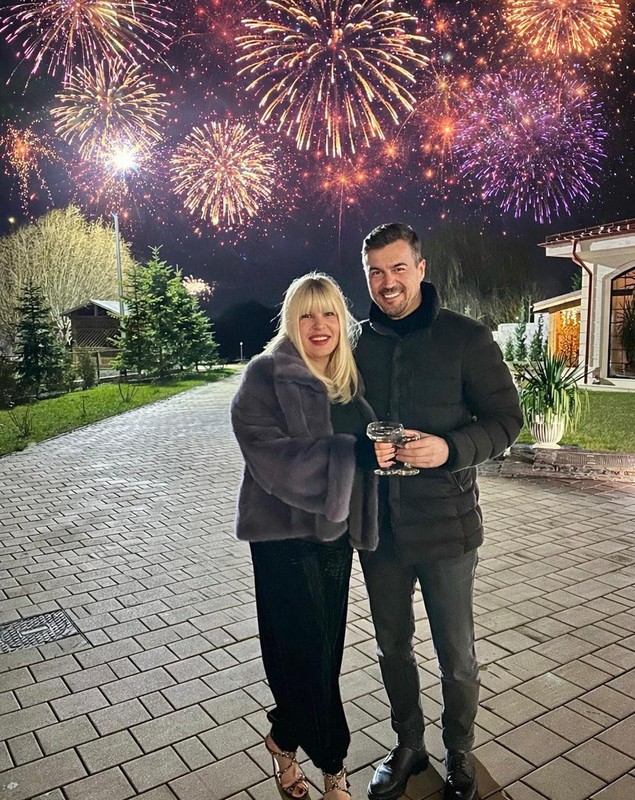 Cum a apărut Elena Udrea de Revelion 2026. Îmbrăcată în haină de blană și încălțată în sandale, s-a pozat cu Adrian Alexandrov