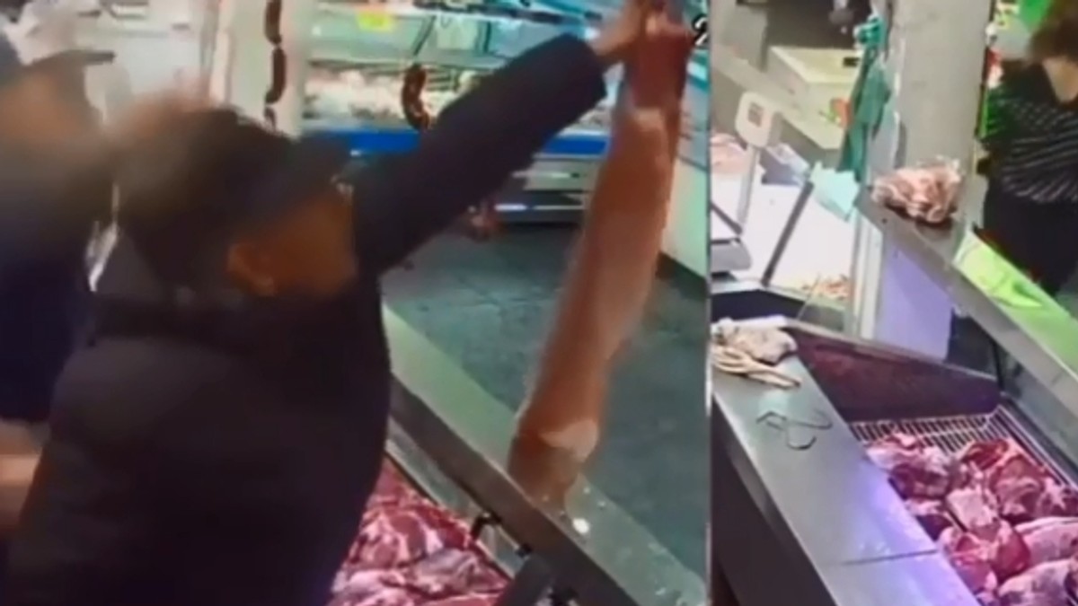 Hoții au intrat într-o măcelărie. Au furat un telefon mobil, bani, dar și carnea expusă!