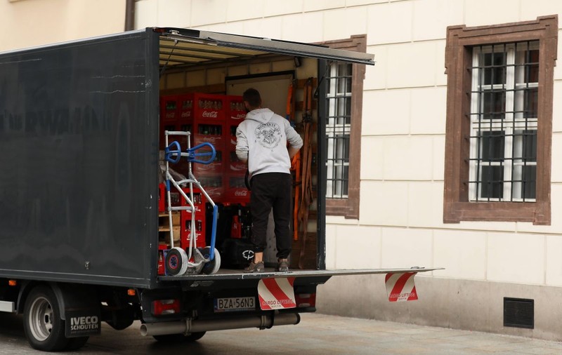 Legea prin care șoferii români de TIR nu vor mai fi obligați să încarce sau să descarce marfa a fost adoptată de Senat. Amenzi de până la 30.000 de lei