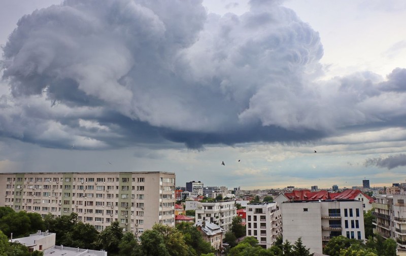 Vremea se răcește, ploi de până la 80 l/mp și ninsori. Avertizare meteo generală de la ANM