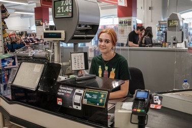 Ioana la muncă într-un supermarket din Skagen