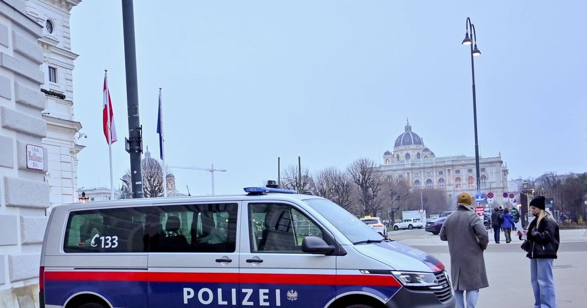 O mașină de poliție pe o stradă din Viena, Austria, 5 decembrie 2025