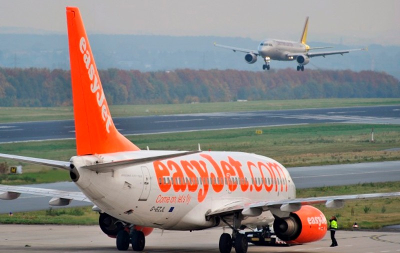 Un avion care zbura spre Londra, oprit pe pistă după o alarmă falsă. O pasageră a crezut că vecinul de scaun e terorist islamist