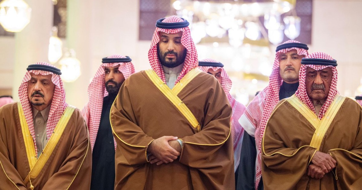 Prințul moștenitor Mohammed bin Salman în centrul unui grup de înalți oficiali saudiți, în timpul rugăciunii. Foto: Hepta