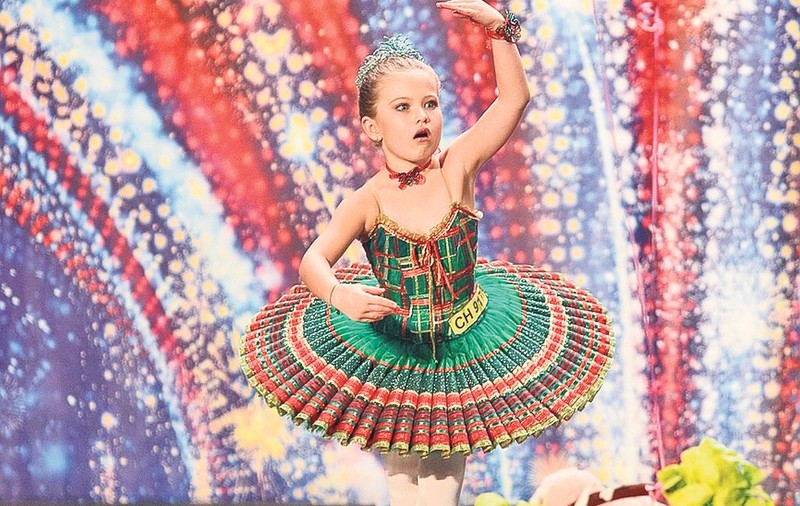 Balerina cu chip de păpuşă e în finala «Românii au talent»