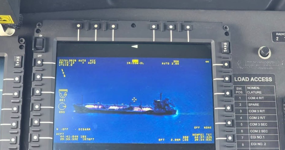 Imaginea prezintă ecranul unui sistem de monitorizare care afișează o navă aflată pe mare. Monitorul include date de navigație și coordonate GPS pentru localizarea și urmărirea ambarcațiunii.