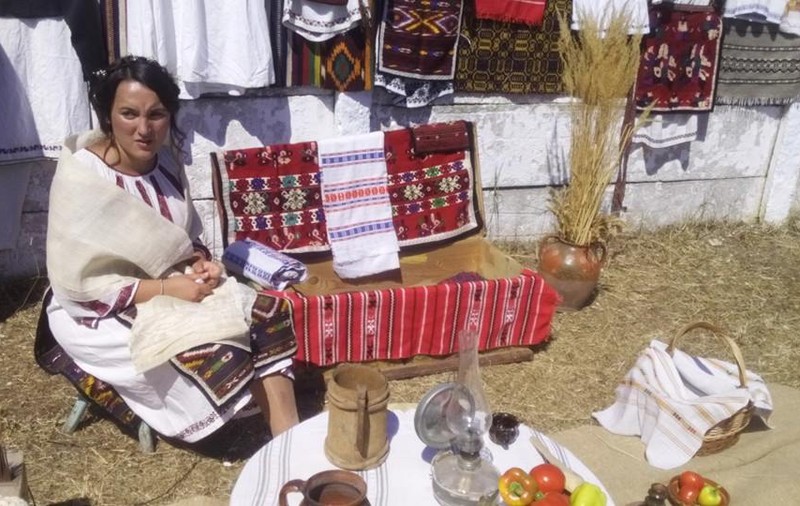 Fetele nemăritate şi-au etalat zestrea la Târgul de la Coteana | GALERIE FOTO