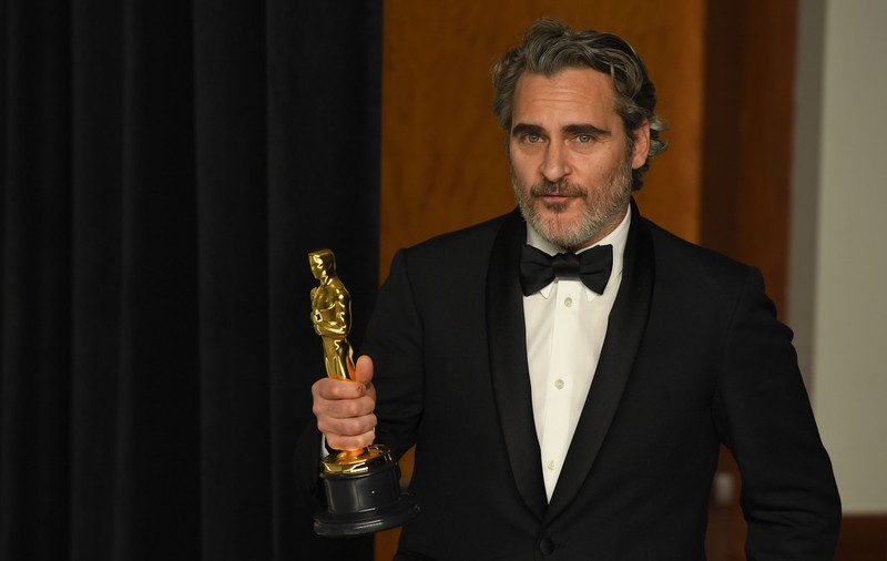 Joaquin Phoenix, actorul de Oscar din «Joker», a cerut public eliberarea persoanelor vulnerabile din penitenciare: ”Nimeni nu merită să moară în pușcării din cauza Covid-19”