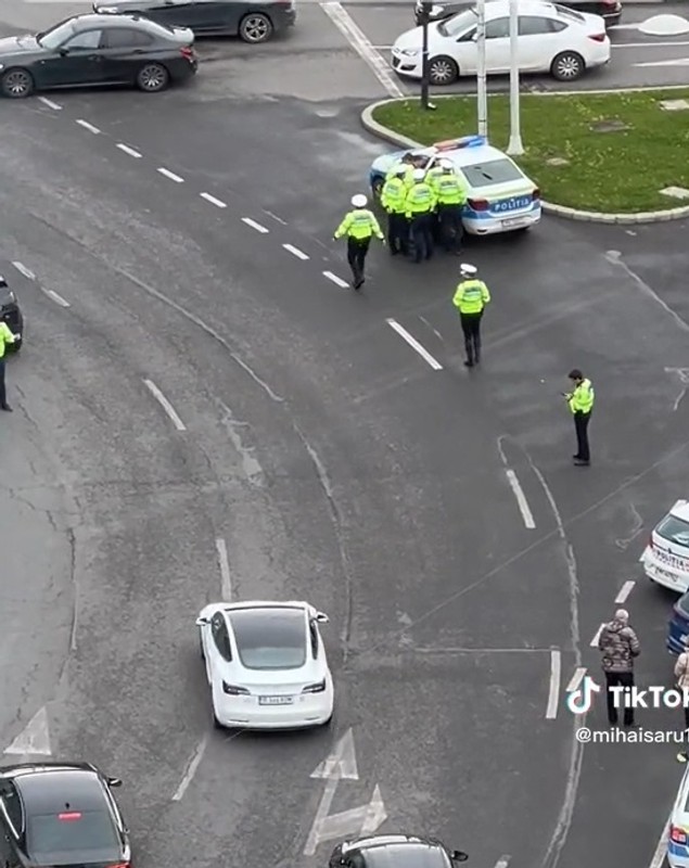 Momentul în care Ana Morodan este oprită în trafic. Doi polițiști au condus-o la mașina lor - VIDEO