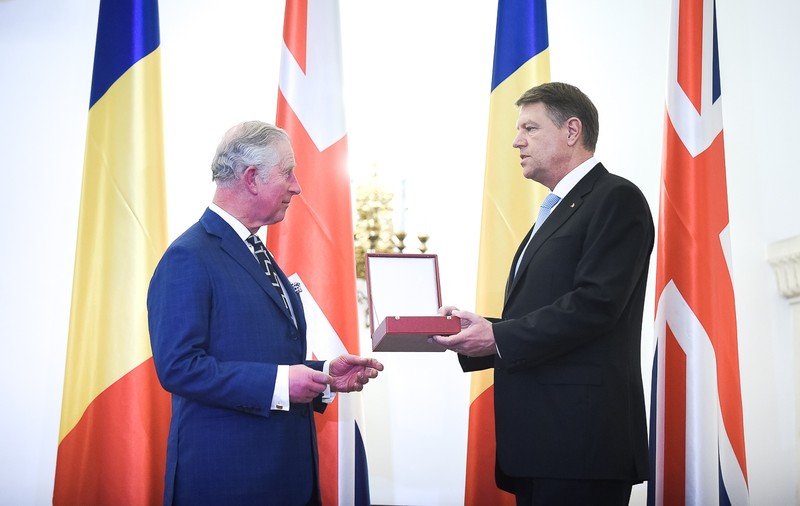VIDEO & FOTO / Prinţul Charles, în România. Moștenitorul Coroanei Britanice a fost decorat de președintele Klaus Iohannis