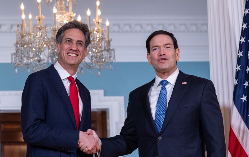 Noul ministru britanic de Externe a fost întrebat de față cu Marco Rubio dacă îl mai consideră pe Trump „un idiot, un rasist și un misogin”. Reacția lui Ed Miliband