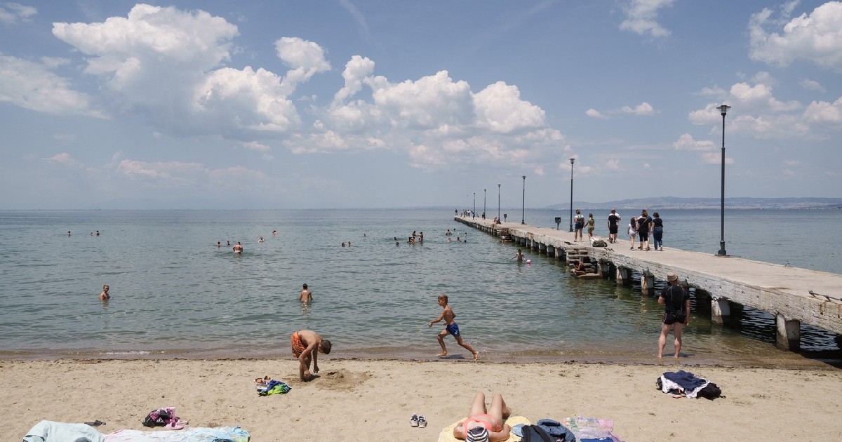 Oameni înotând în Peraia, o suburbie de pe coasta de est a orașului Salonic, Grecia