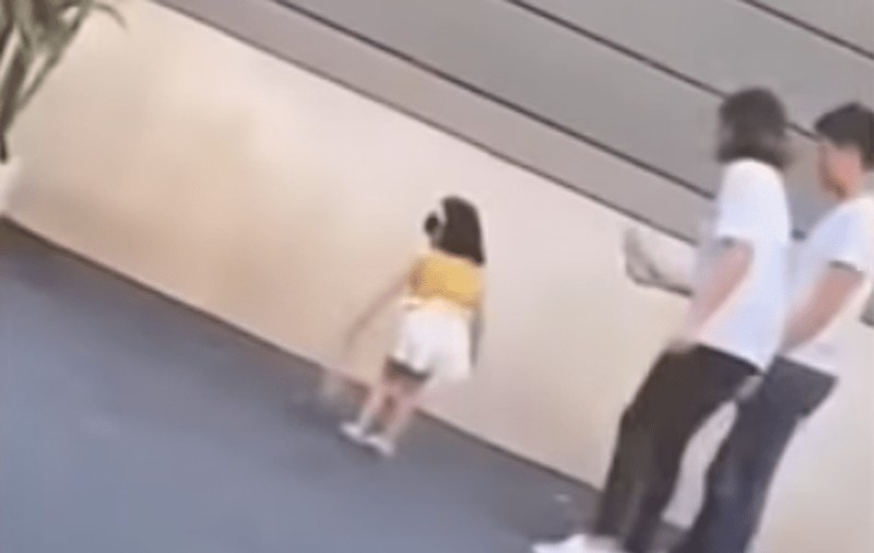 VIDEO/ O mamă și-a lovit fetița de 3 ani pentru că nu a stat bine la poză! Reacția femeii, după ce imaginile au devenit publice