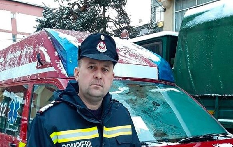 După ce l-a salvat, un pompier i-a dat propriii săi bocanci unui șofer rămas desculț după un accident