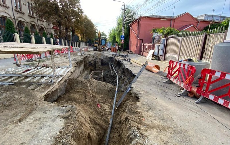 Un liceu din Buzău a fost evacuat după ce o țeavă de gaze s-a fisurat în timpul unor lucrări de reabilitare a unei străzi